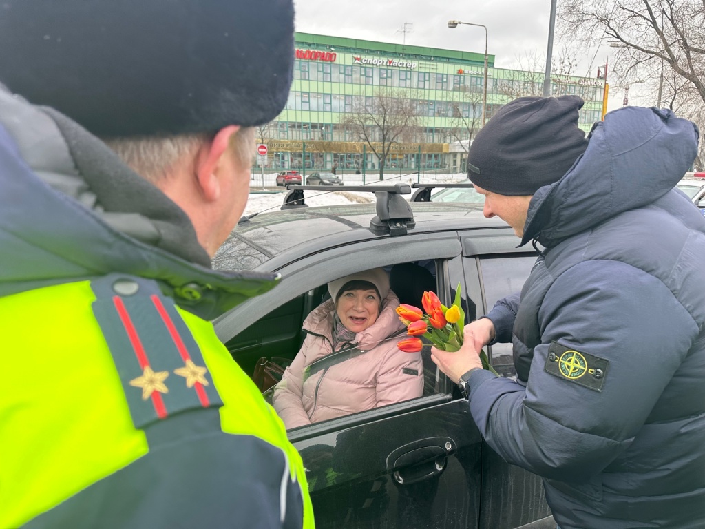 В Восточном округе полицейские совместно с общественниками Антоном Петровым и Ильей Афанасьевым провели акцию «Цветы для автоледи» (4).jpeg